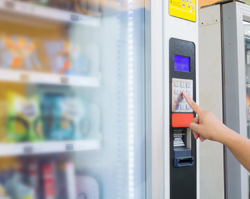 Quais são as vantagens de investir em franquias de máquinas de vending? O Balcão Urbano, um dos líderes nesse setor, oferece oportunidades