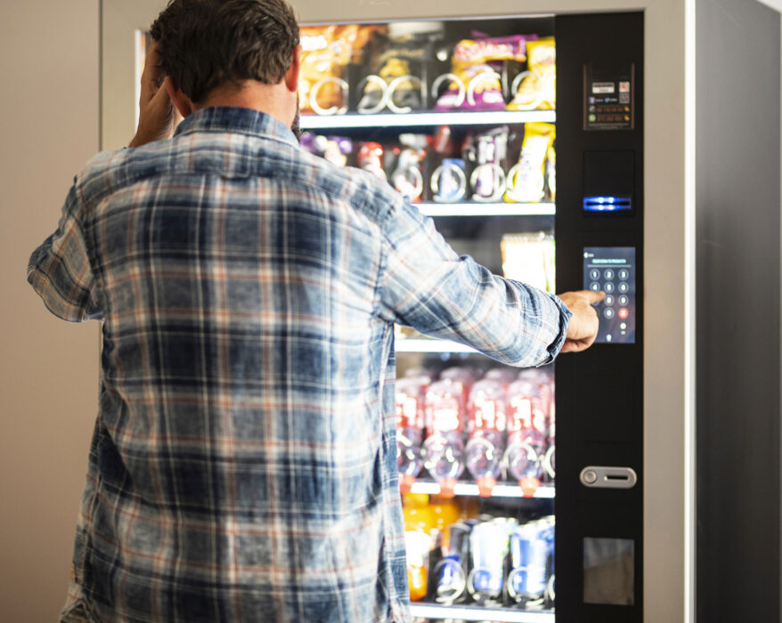 Descubra o Futuro do Varejo: Vending Machines Inteligentes e Oportunidades para Empreendedores! 🚀 Leia o artigo do Balcão Urbano e saiba mais